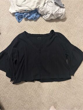 Urban Outfitters Black V-Neck Flowy Short Sleeve Cropped Top